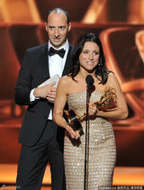 组图：朱莉-路易斯获艾美喜剧类最佳女主角