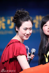 组图：芙蓉姐姐演讲获专人护驾 遭粉丝热情围困