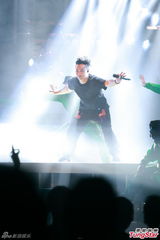 组图：陈奕迅演唱会化浓妆 搞怪献唱掀高潮