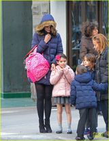 组图：小苏瑞天真舔糖果 冬日穿超短裙上学不怕冻