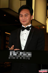 组图：张智霖携袁咏仪亮相上海 优雅显男神风范