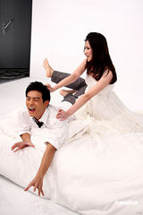 高清：陈怡蓉身穿婚纱扮野蛮女友 拳打脚踩宥胜