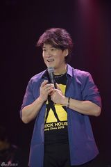 组图：周华健中央车站献首演 与观众开心互动