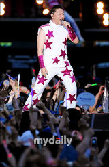 组图：韩国歌手PSY首尔个唱 劲歌热舞high翻全场