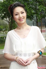 组图：杨千嬅白色长裙优雅亮相 大谈育儿经