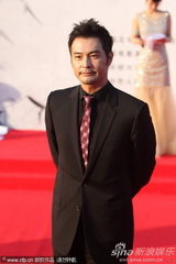 组图：连凯亮相百花红毯 黑色西服帅气