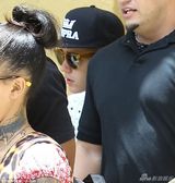 组图：比伯白衫现身机场 抱BB吻粉丝表现亲切