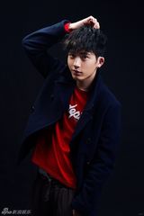 组图：井柏然《Easy》回归新鲜阳光大男孩