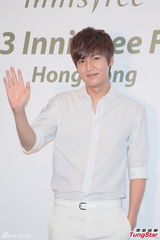 组图：李敏镐全白亮相代言疑透点 15分钟快闪