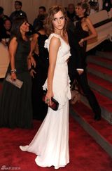 高清组图：纽约大都会庆典 艾玛-沃特森秀香肩