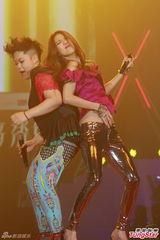 组图：薛凯琪女女贴身热舞 耳鬓厮磨动作暧昧