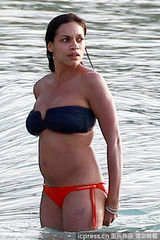 组图：罗莎里奥裸上身色诱名导男友丹尼保尔