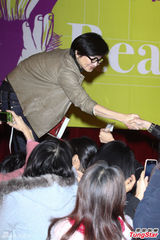 组图：林青霞短发眼镜办朗读会