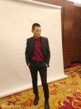 组图：杜奕衡休闲装出席周年庆典