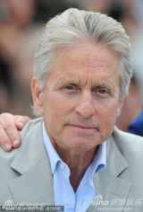 幻灯：《华尔街2》见面会 影帝道格拉斯神采奕奕