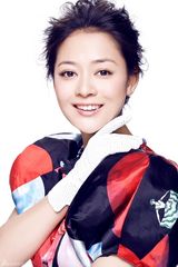 组图：陈筱诺拍摄时尚俏丽大片 打造红色经典