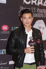 组图：巴黎癫马首度访港 黄长兴获香吻艳福不浅