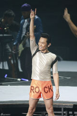 高清图：滚石30最终场周华健领军大唱《快乐天堂》