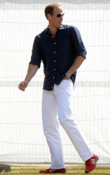 组图：威廉王子升级人父首露面 与弟弟哈里打球