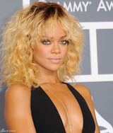 高清组图：格莱美红毯蕾哈娜黑色礼服真空上阵