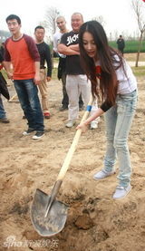 幻灯：《水浒》剧组还愿 甘婷婷黄河边种英雄树