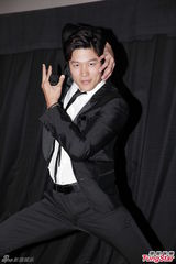 组图：日星铃木亮平宣传新片 与本裸男斗舞