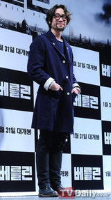 组图：韩片《柏林》开发布会 全智贤优雅亮相