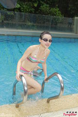 组图：港姐佳丽首度泳衣亮相 水上展傲人身姿