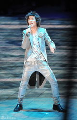 组图：众艺人水立方开唱 李宇春镂空皮衣抢眼