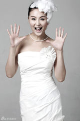 组图：戴娇倩化身俏皮新娘 自曝想要古堡婚礼