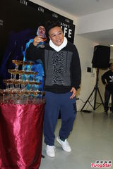 组图：陈奕迅台北火热开唱 台上大玩变装秀