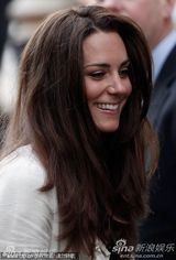 组图：准新娘凯特现身挥手 秀发飘散笑容迷人