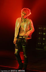 组图：金在中南京火热开唱 赤裸上身大方秀纹身