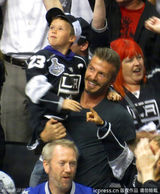 组图：贝克汉姆携三子看冰球赛