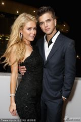 组图：帕丽斯-希尔顿与男友当众热吻秀恩爱