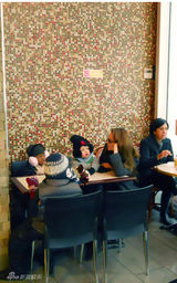 幻灯图集：茱莉和皮特带四个孩子郊游 享用午餐 