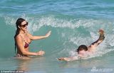 组图：黛米摩尔与小男友度假 水中扑倒紧贴不放