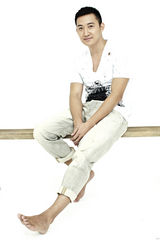 组图：王阳夏日清凉写真 将雅痞进行到底