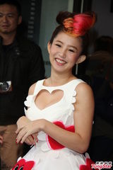 组图：郭书瑶红白短裙亮相 大露胸器秀性感