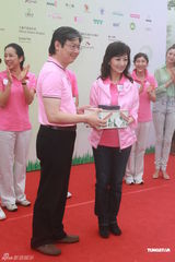 组图：赵雅芝优雅现身活动 两颊显消瘦