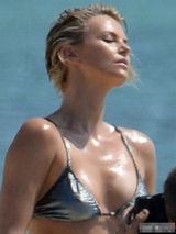 组图:查理兹-塞隆骑摩托艇 比基尼秀火辣身材