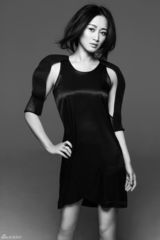 组图：赵子琪拍摄黑色主打写真 演绎神秘力量风暴