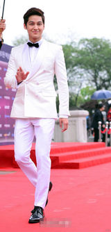 组图：百想红毯朴有天帅气 女星主打黑裙秀性感