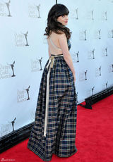 高清组图：佐伊-丹斯切尔性感格纹礼服低胸露背