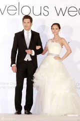 组图：Amanda S.订婚后首披婚纱 自称未婚夫很大方