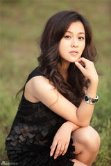 组图：刘芳毓户外写真曝光 尽显美丽优雅