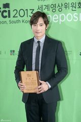 独家组图：李秉宪出席活动 婚后更显稳重绅士