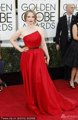 组图：金球奖女星红毯 沃特森露背亚当斯八字奶