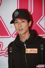 组图：《男人如衣服》香港首映 林峰熊黛林避谈感情