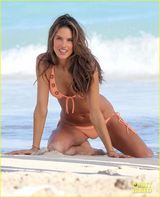 组图：超模亚历山大比基尼咸湿 跪沙滩展傲人身姿